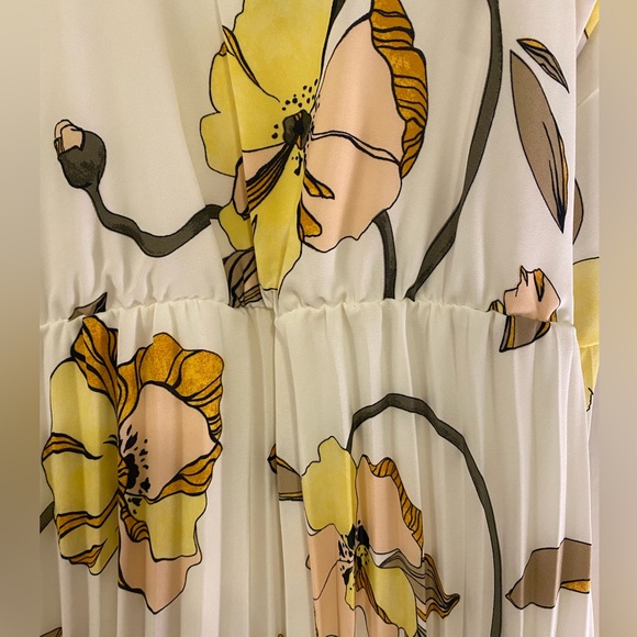 A New Day Pleated Floral Dress - Picture 3 of 4